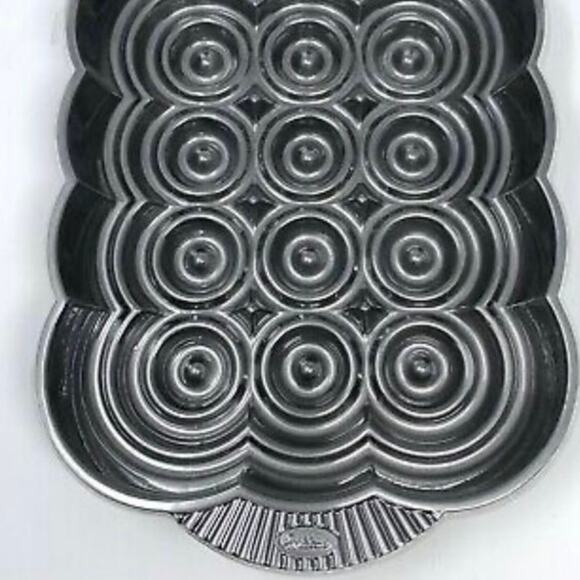 WILTON Dimensions Cast Aluminum Decorative Circles Pan 10 Cup Rectangular - Picture 1 of 3